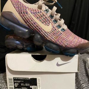 Woman’s Nike vapormax flyknit 3 desert sand vivid purple